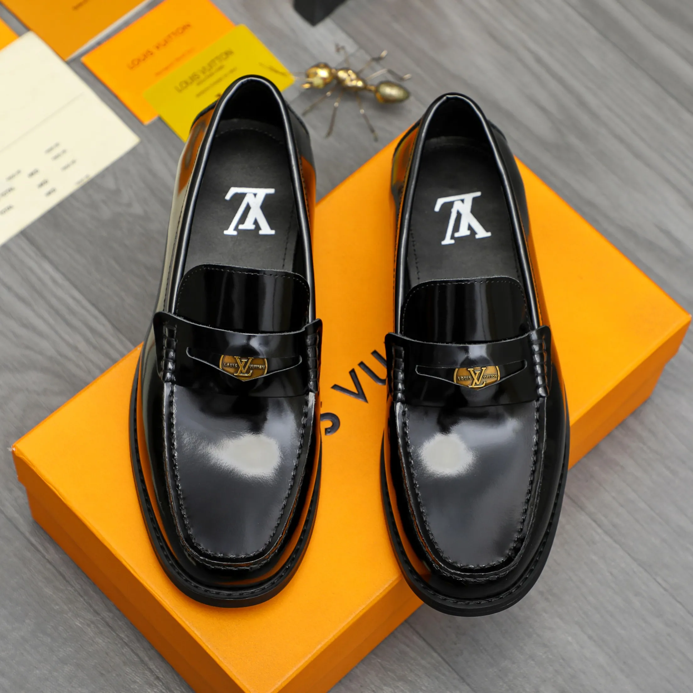 Men's shoes 💰p460 Product trademark: LV (Louis Vuitton) business slip-on leather shoes. Regular size: 38-45 (45 is custom-made and non-returnable) Product materials: Selected high-quality pearlescent cowhide upper, cowhide lining, original rubber outsole